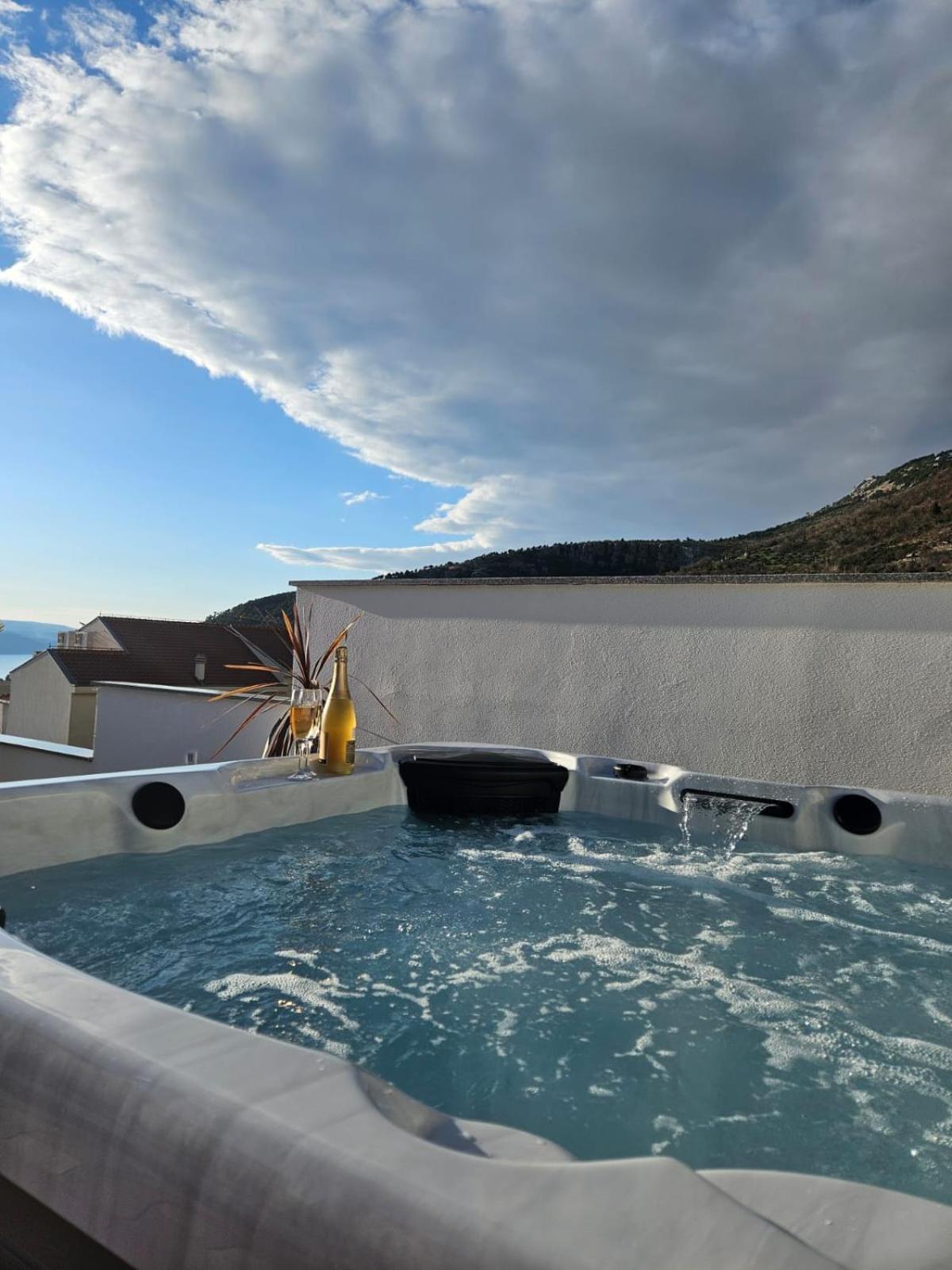 Apartman Koko With Private Jacuzzi Makarska Exteriör bild
